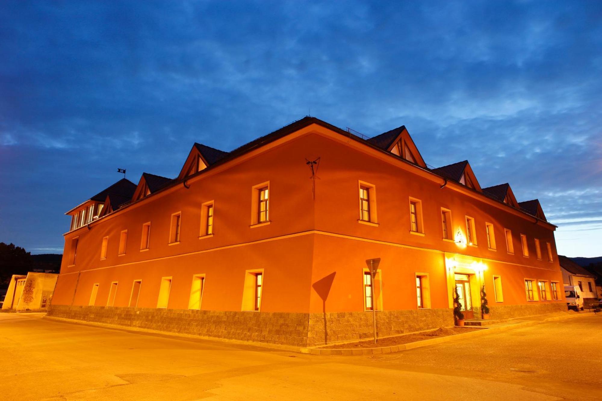 Hotel Majolika โมดรา ภายนอก รูปภาพ