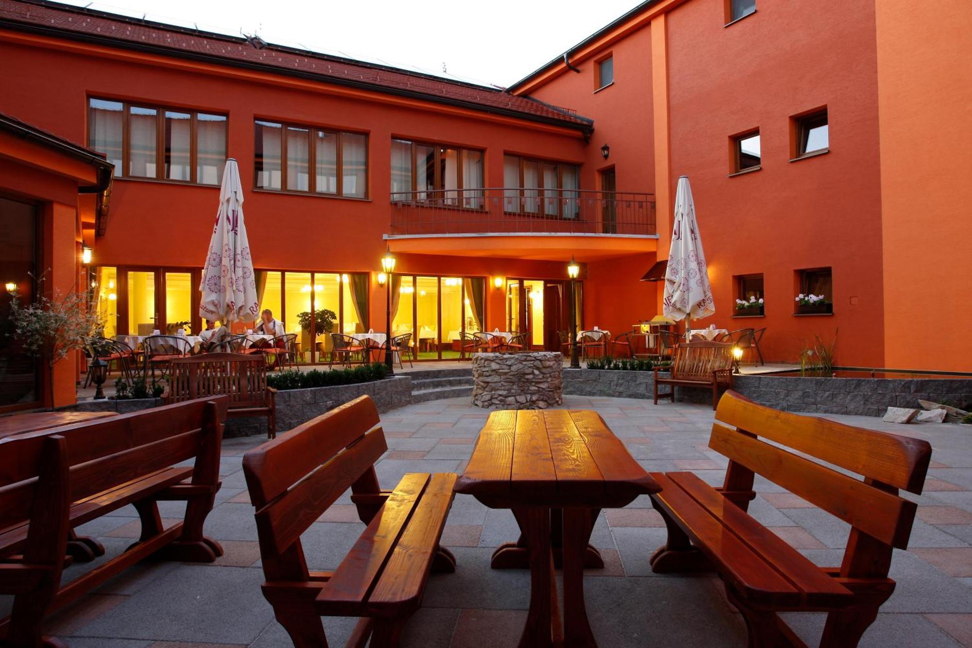 Hotel Majolika โมดรา ภายนอก รูปภาพ