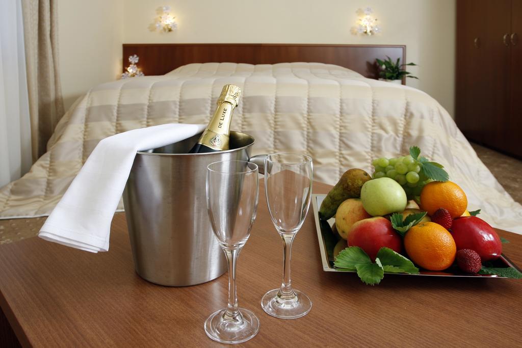Hotel Majolika โมดรา ภายนอก รูปภาพ