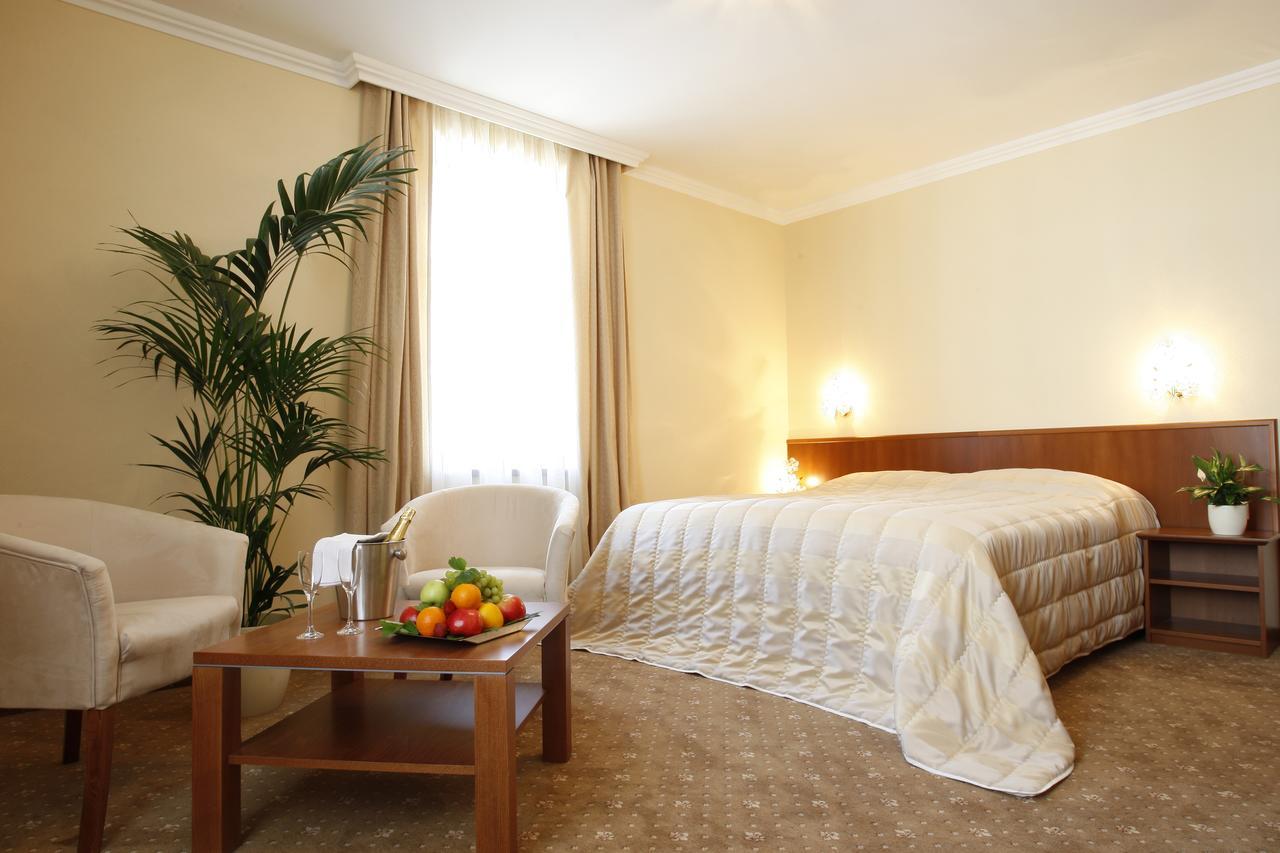 Hotel Majolika โมดรา ภายนอก รูปภาพ