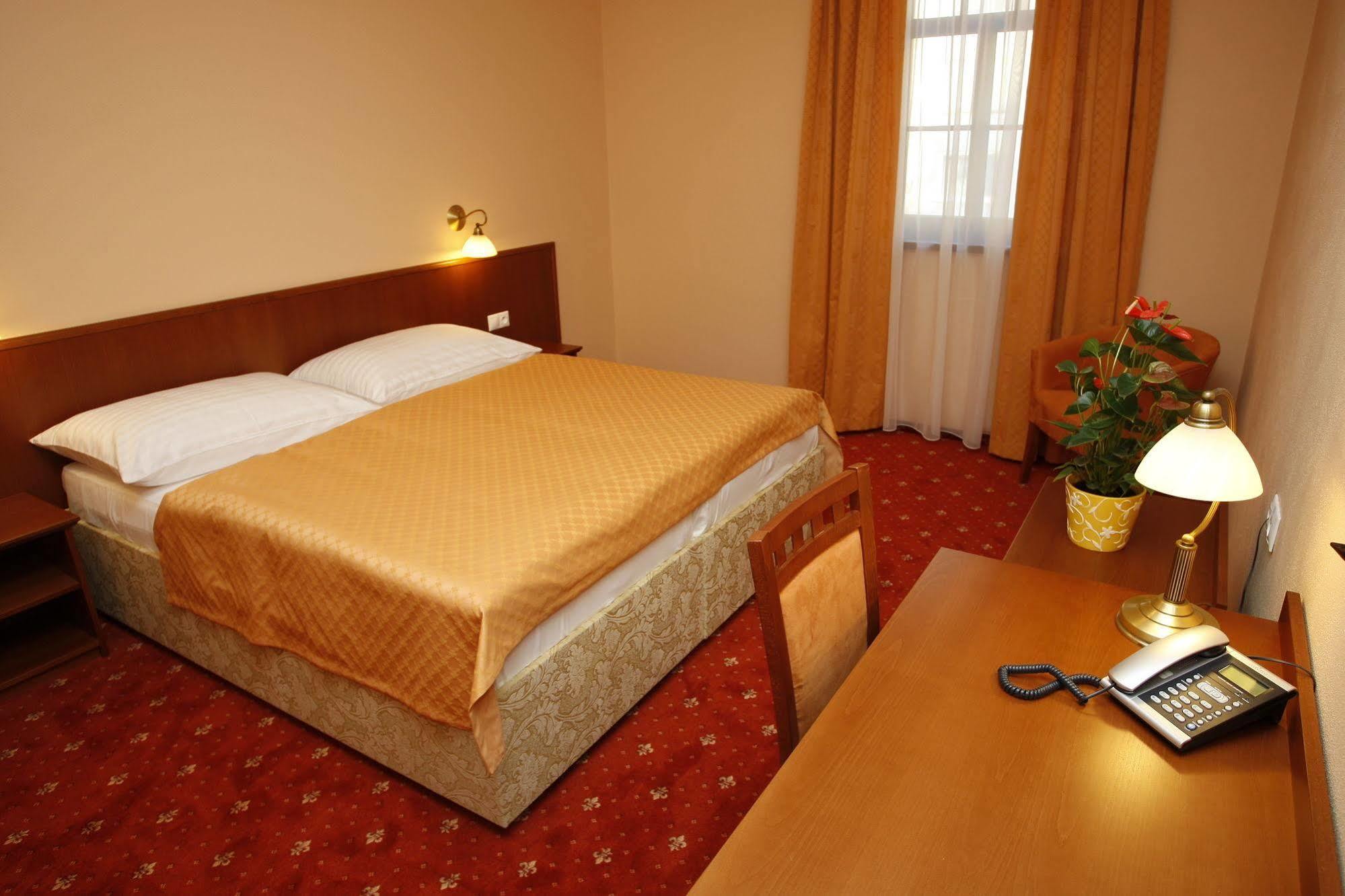 Hotel Majolika โมดรา ภายนอก รูปภาพ