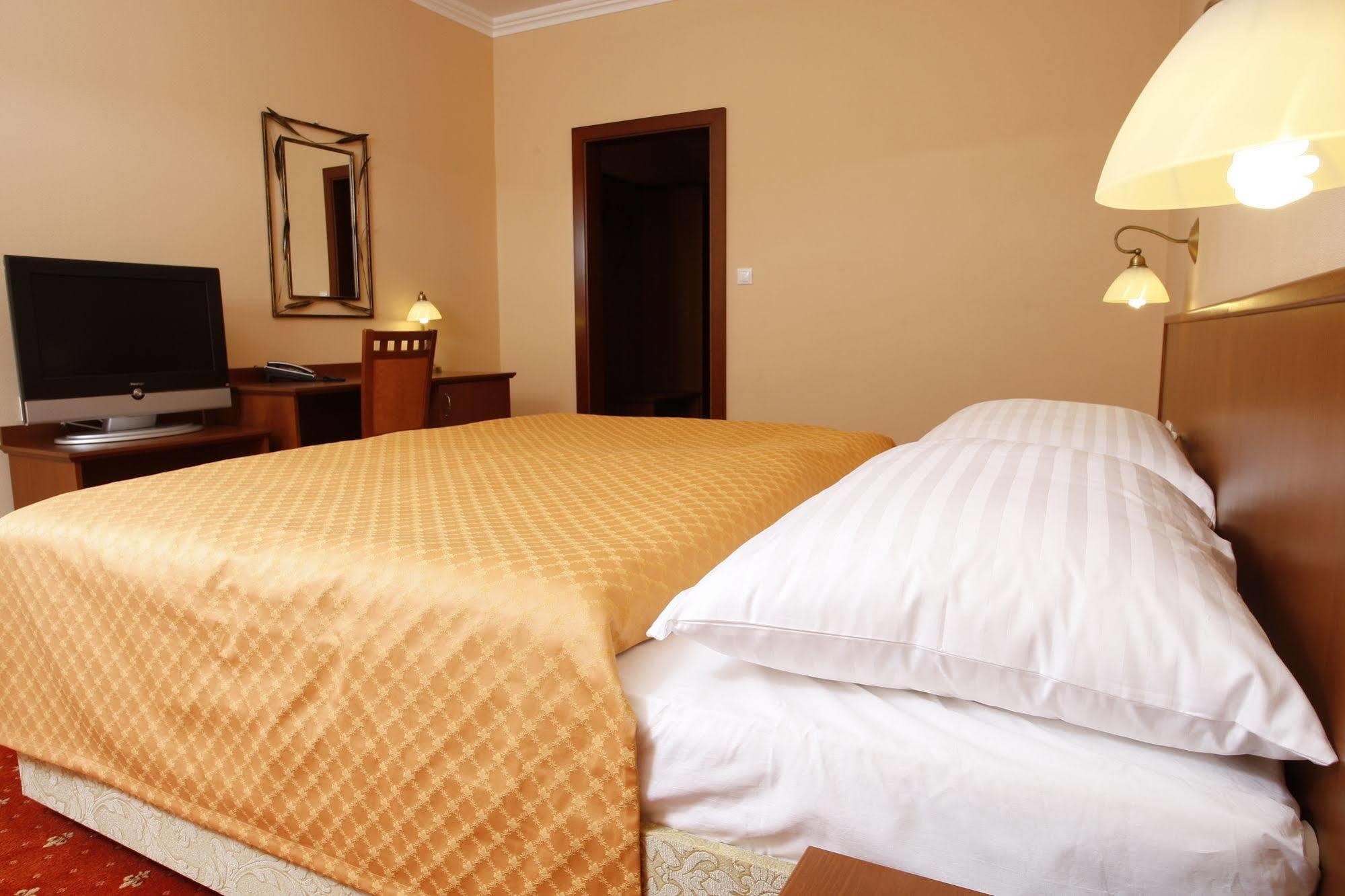 Hotel Majolika โมดรา ภายนอก รูปภาพ