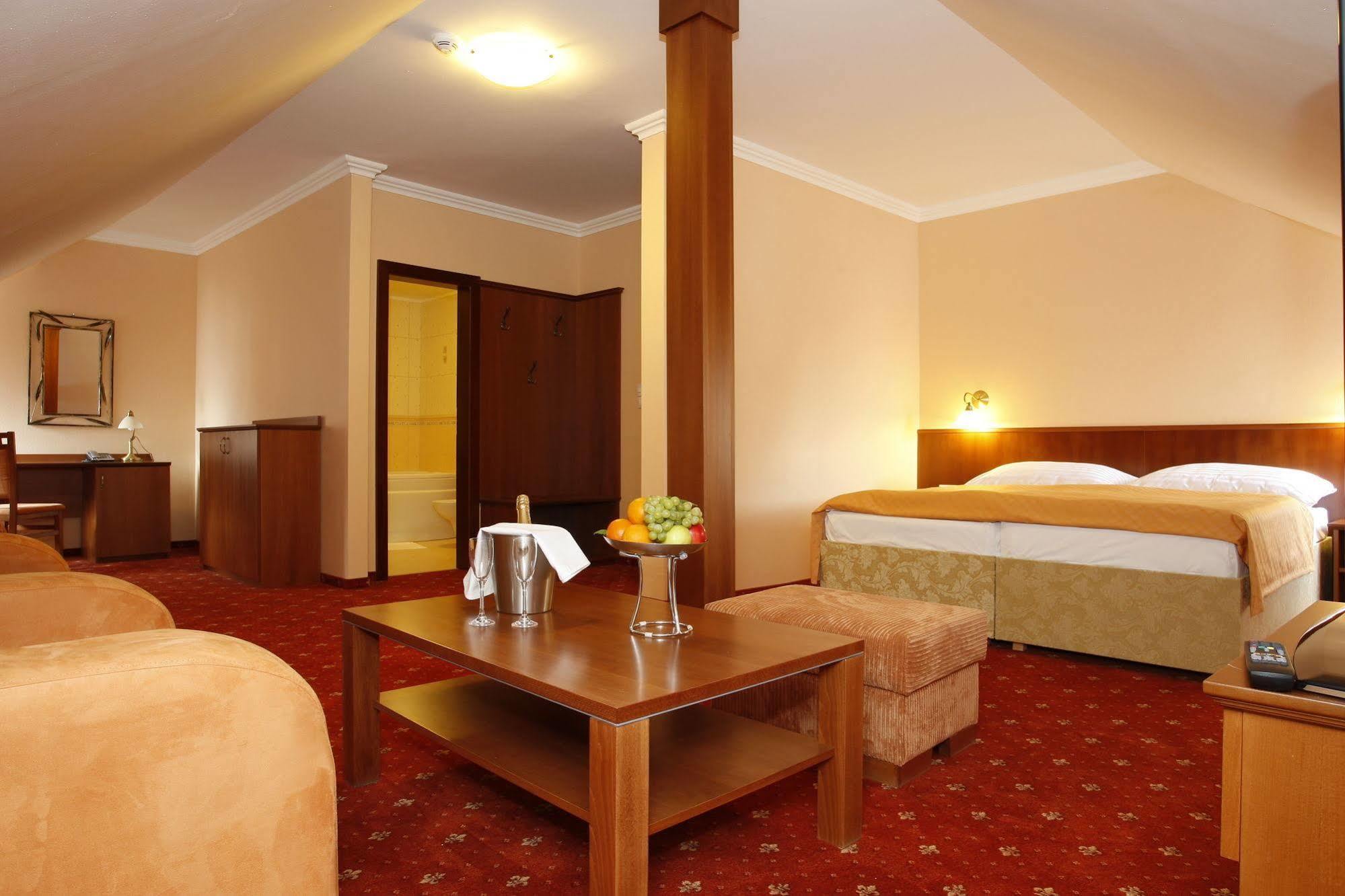Hotel Majolika โมดรา ภายนอก รูปภาพ