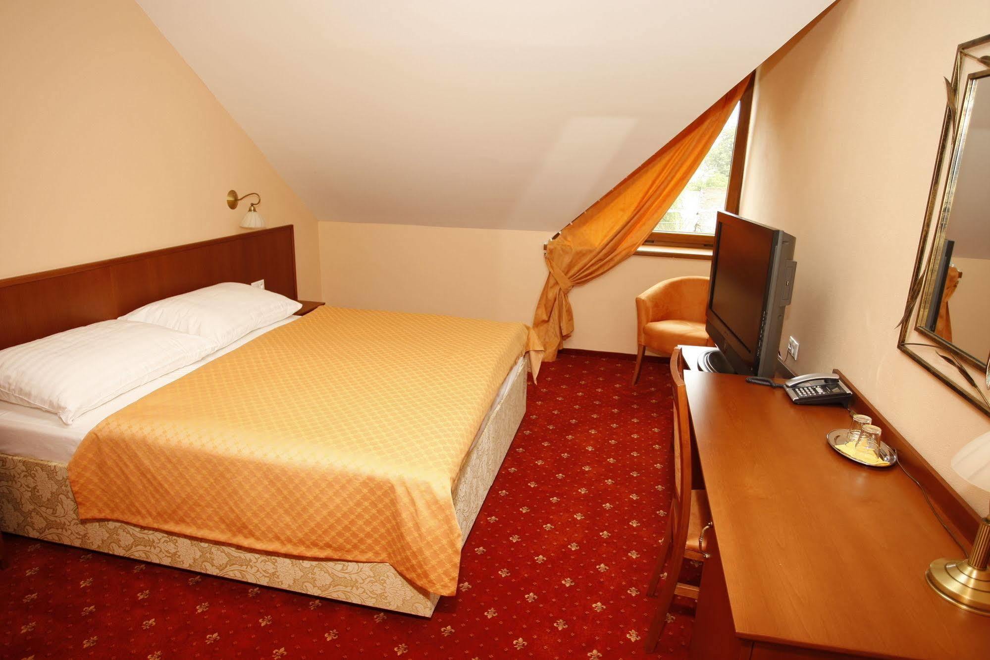 Hotel Majolika โมดรา ภายนอก รูปภาพ