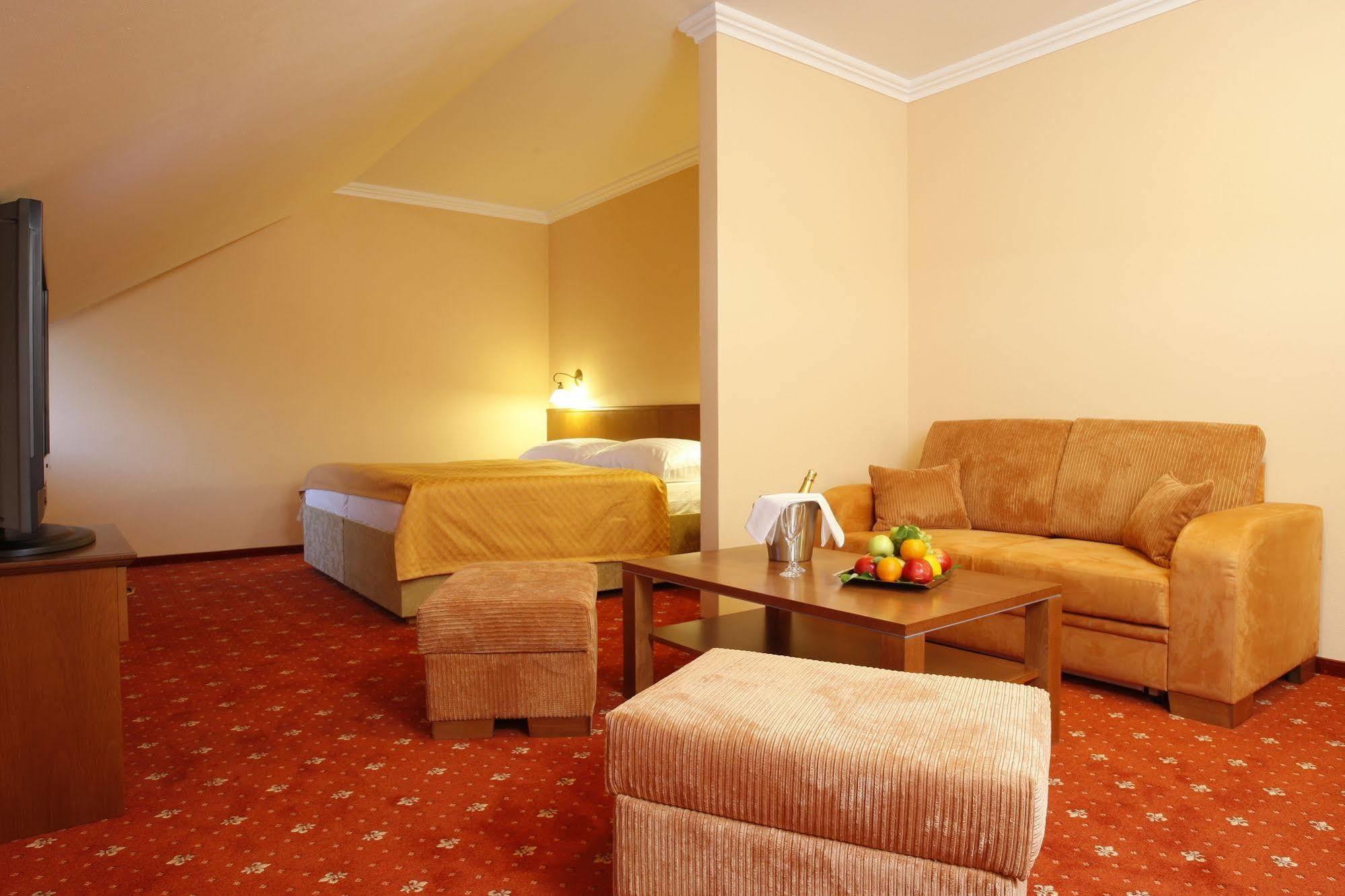 Hotel Majolika โมดรา ภายนอก รูปภาพ